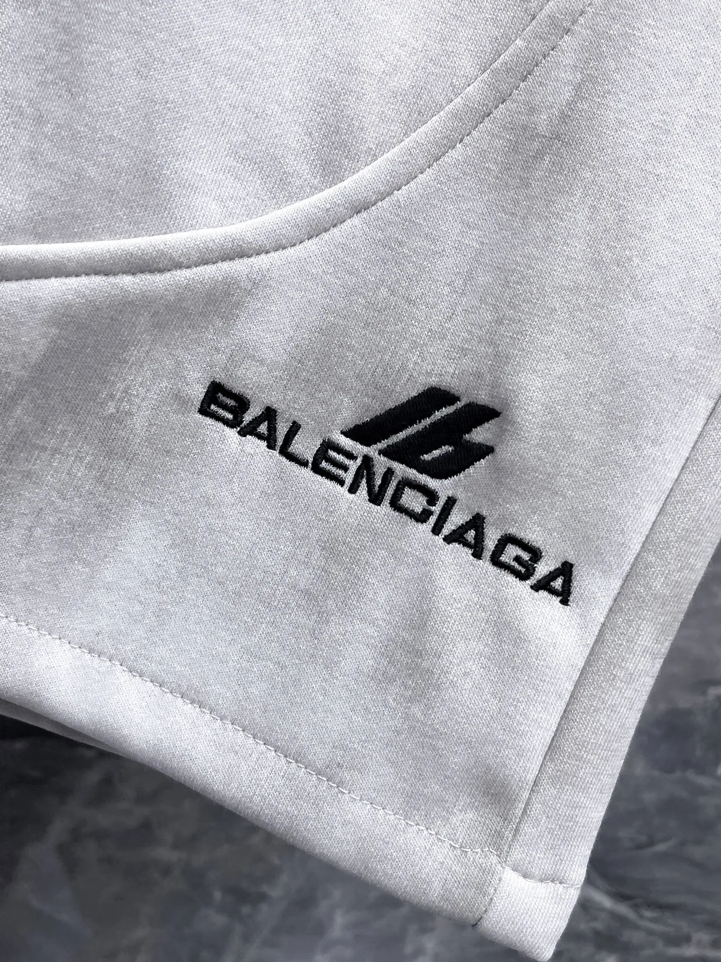 Balenciaga's three-standard complete 2026 summer New Arrival men's casual shorts, advanced custom-made Breathable fabric, Breathable fabric, extremely stretchy and comfortable, impeccable details, top-grade accessories, original logo design concept, delicate and soft feel! The upper body fit is awesome! Size: M-XXXL Please state your height and weight when ordering